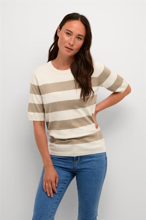 Se Kaffe Kamala Striped Knit Kvinde Chinchilla M/turtle.Boldstripe Kortærmede T-shirts Str L - hos Magasin ved Magasin