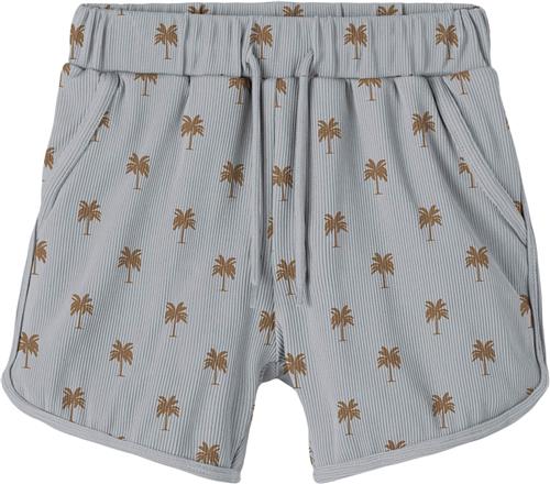 Se Lil' Atelier Nmmfagmo Loose Swim Shorts LIL Str 68 - Harbor Mist Badebukser hos Magasin ved Magasin