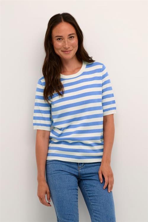 Se Kaffe Kamala Striped Knit Kvinde Ultramarine/turtle. Stripe Kortærmede T-shirts Str XS - hos Magasin ved Magasin