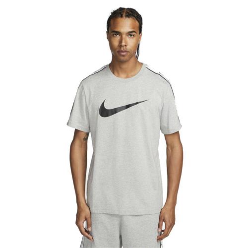 Se Nike Sportswear Repeat T Shirt XL - T-shirts Bomuld hos Magasin ved Magasin