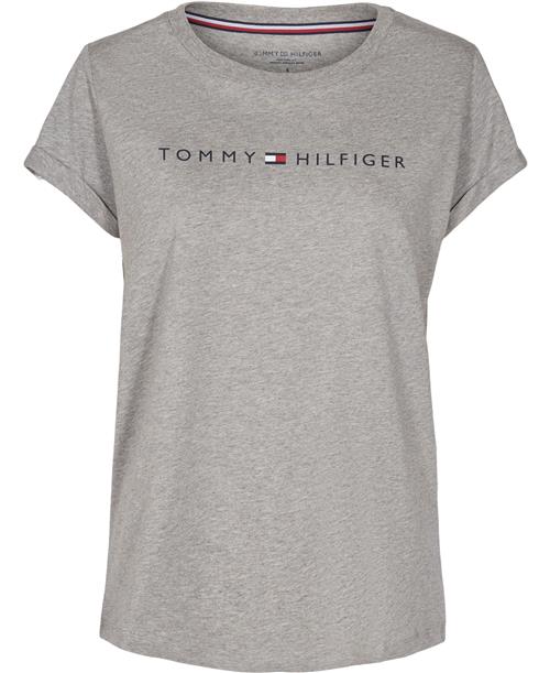 Se Tommy Hilfiger RN TEE SS Logo Nattrøjer & -Toppe Str L - hos Magasin ved Magasin