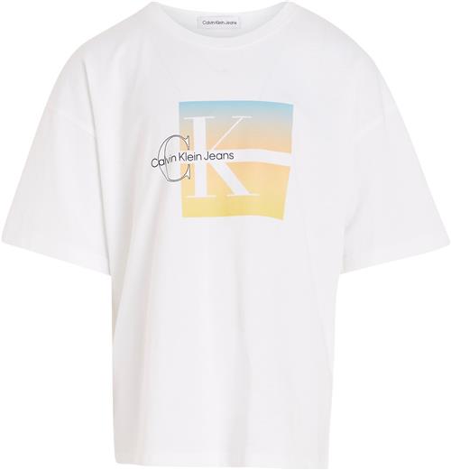 Se Calvin Klein Gradient Short Sleeve Tshirt Str 12 år - Yaf Kortærmede T-shirts Bomuld hos Magasin ved Magasin