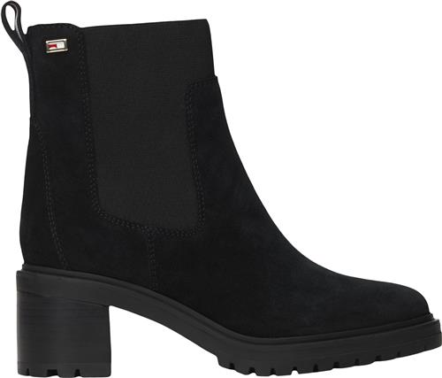 Se Tommy Hilfiger Flag MID Heel Suede Chelsea Kvinde Black Støvletter Str 40 - hos Magasin ved Magasin