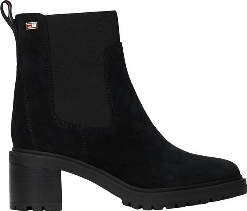 Se Tommy Hilfiger Flag MID Heel Suede Chelsea Kvinde Black Støvletter Str 41 - hos Magasin ved Magasin