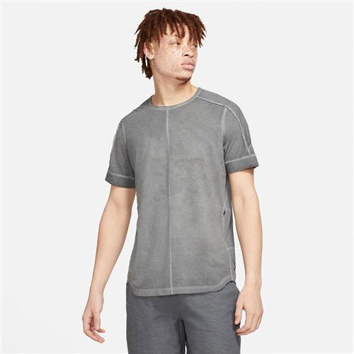 Se Nike Yoga Nomad Specialty Dyed T Shirt L - T-shirts hos Magasin ved Magasin