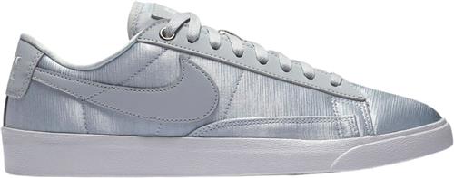 Se Nike Blazer Low SE Sneakers Kvinde Sort Sneakers Str 40 - Læder hos Magasin ved Magasin