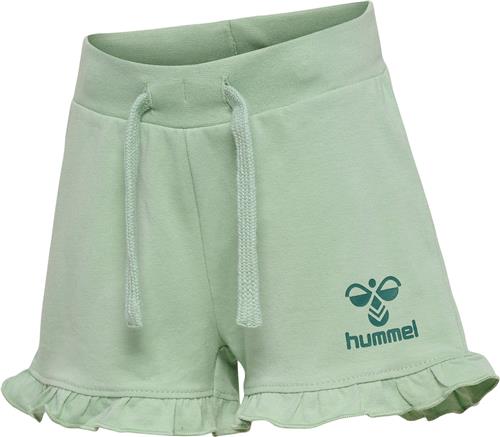 Se Hummel Hmltalya Ruffle Shorts Str 4 år / 104 cm - Silt Green Shorts & Bloomers hos Magasin ved Magasin