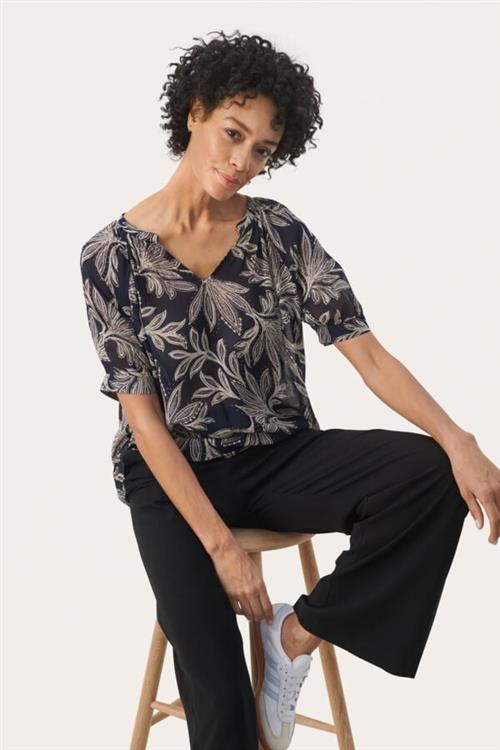 Part Two Popsypw BL Kvinde Dark Navy Delicate Leaf Kortærmede Bluser Relaxed Fit Str 48 - hos Magasin