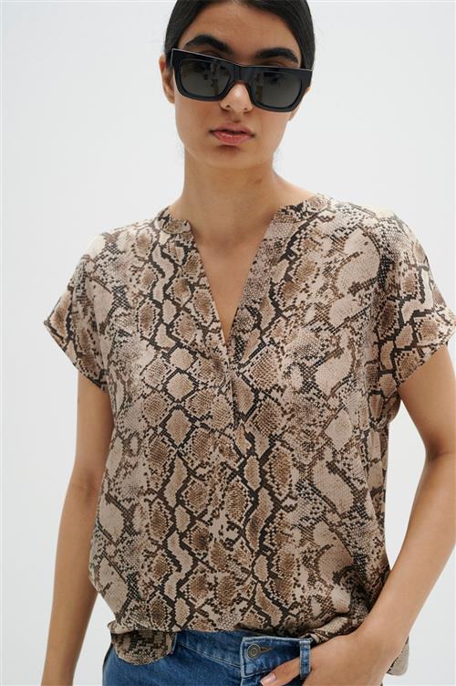 Se InWear Liraiw Print Top Premium Kvinde Structure Snake Print Kortærmede Bluser Relaxed Fit Str 40 - hos Magasin ved Magasin