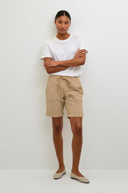 Se Kaffe Kanaya Shorts Kvinde Classic Sand Casual Shorts Regular Fit Str 36 - hos Magasin ved Magasin