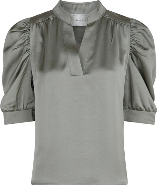 Se Neo Noir Roella Heavy Sateen Blouse Kvinde Smoke Green Kortærmede Bluser Str 42 - hos Magasin ved Magasin