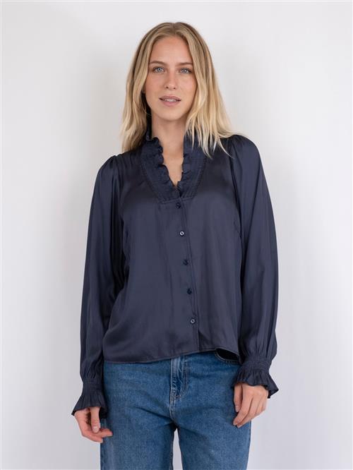 Se Neo Noir Brielle Satin Blouse Kvinde Midnight Blue Langærmede Bluser Str 40 - hos Magasin ved Magasin