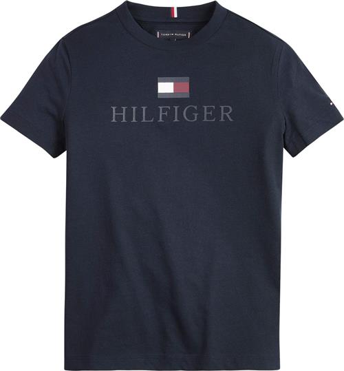 Se Tommy Hilfiger TH Logo TEE S/S Str 4 år / 104 cm - Desert Sky Kortærmede T-shirts hos Magasin ved Magasin