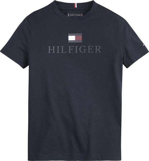 Tommy Hilfiger TH Logo TEE S/S Str 8 år / 128 cm - Desert Sky Kortærmede T-shirts hos Magasin