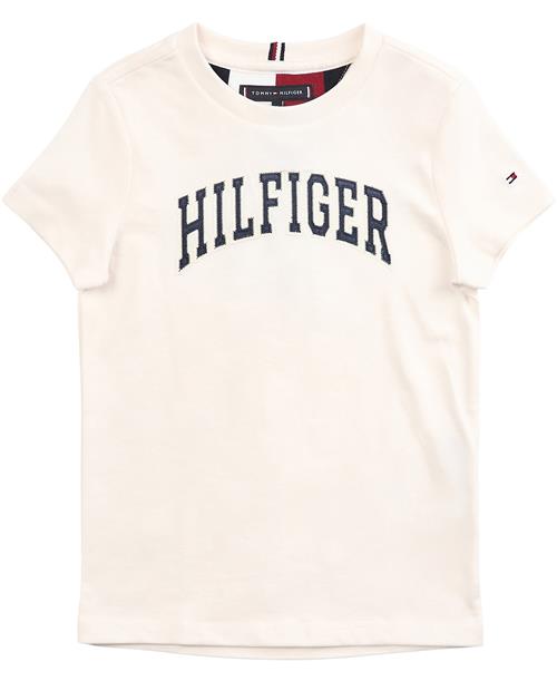 Se Tommy Hilfiger Hilfiger Varsity TEE S/S Str 4 år / 104 cm - Ancient White Kortærmede T-shirts hos Magasin ved Magasin