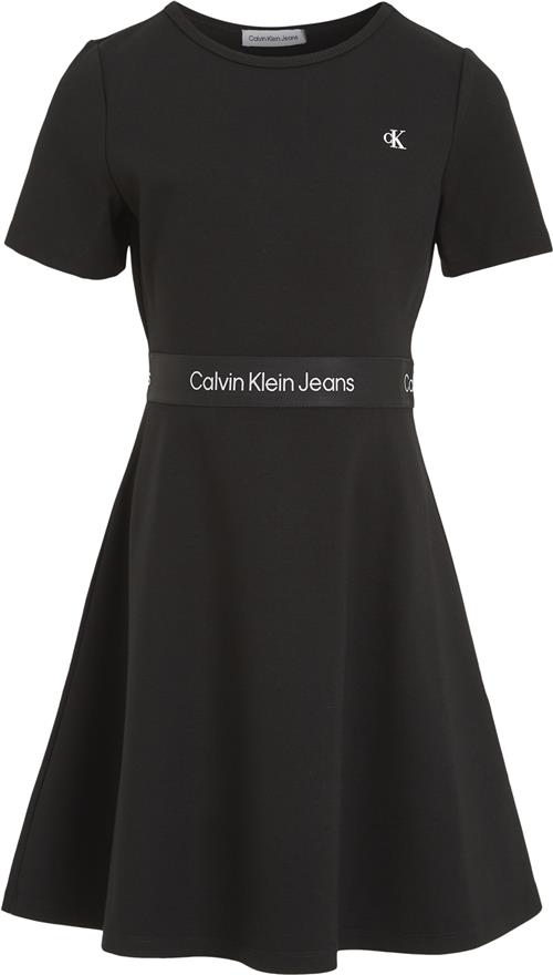 Calvin Klein Short Sleeve Dress With Logo Str 16 år - Beh Kjoler Viskose hos Magasin