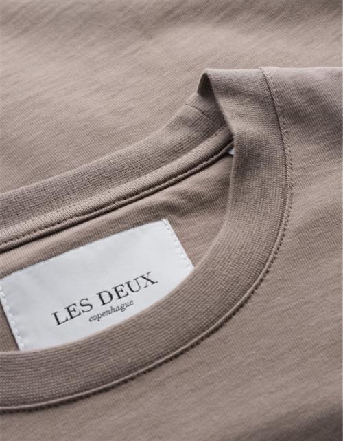 Les Deux Circle Tshirt 2.0 Mand Walnut/ivory Kortærmede T-shirts Str XS - Bomuld hos Magasin