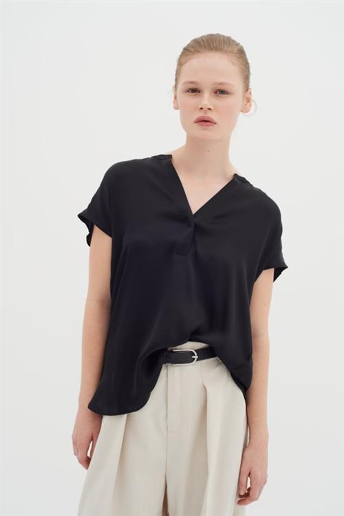 Se InWear Liraiw Leonore Top Premium Kvinde Black Kortærmede Bluser Relaxed Fit Str 40 - hos Magasin ved Magasin