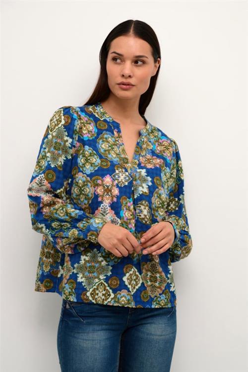 Se Cream Crjolly Blouse Kvinde Deja Vu Blue Ethnic Tile Langærmede Bluser Str 42 - hos Magasin ved Magasin