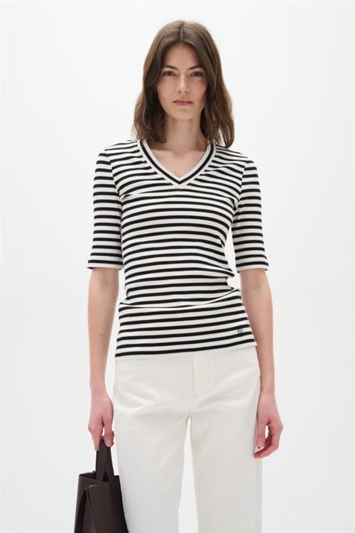 Se InWear Dagnaiw Striped V Tshirt Kvinde Black / Whisper White Kortærmede T-shirts Slim Fit Str S - hos Magasin ved Magasin