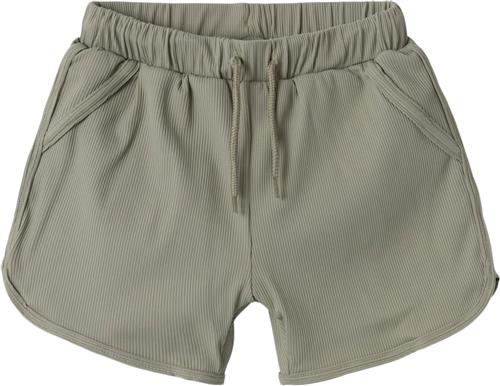 Se Lil' Atelier Nmmfarley Loose Swim Shorts LIL Str 98 - Dried Sage Badebukser hos Magasin ved Magasin