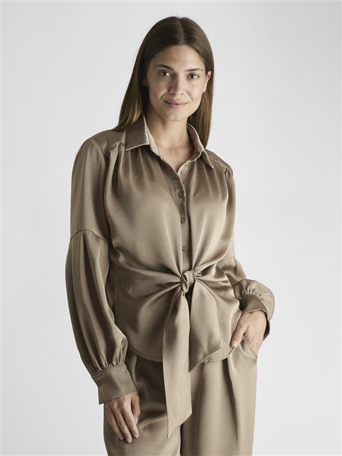 Neo Noir Naja Satin Shirt Kvinde Dark Taupe Langærmede Bluser Str 40 - hos Magasin