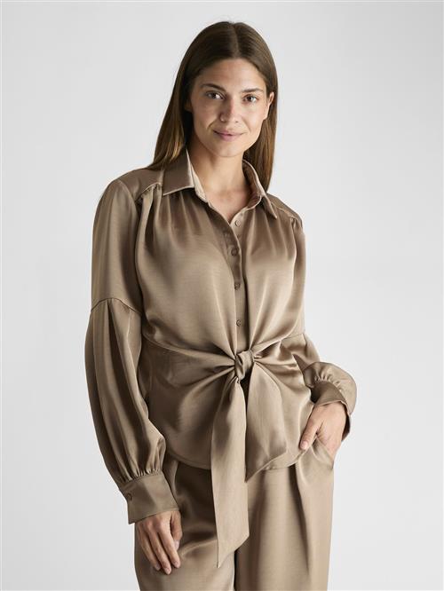 Se Neo Noir Naja Satin Shirt Kvinde Dark Taupe Langærmede Bluser Str 38 - hos Magasin ved Magasin