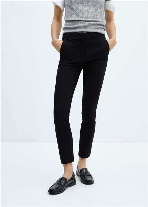 Se MANGO Crop Skinny Trousers Kvinde Black Bukser Med Smalle Ben Skinny Fit Str 44 - hos Magasin ved Magasin