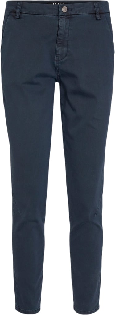 Se IVY Copenhagen Karmey Chino Kvinde Ultra Navy Bukser Med Smalle Ben Str 33 / 30'' - hos Magasin ved Magasin