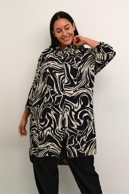 Kaffe Curve Kccala Shirt Tunic Kvinde Black/white Graphic Paint Tunikaer Str 46 - hos Magasin