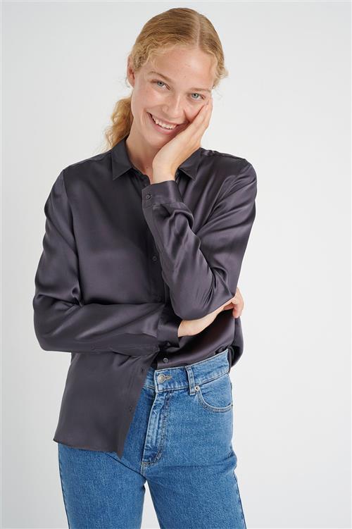 Se InWear Leonore Shirt Premium 100% Silk Kvinde Charcoal Langærmede Skjorter Relaxed Fit Str 42 - hos Magasin ved Magasin