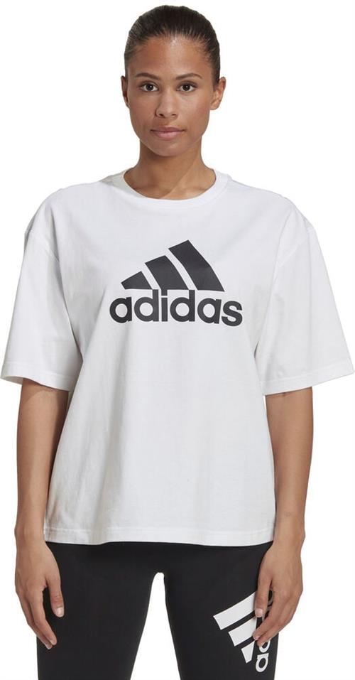 Se adidas Future Icons Badge of Sport Tshirt XL - Trænings T-shirts Bomuld hos Magasin ved Magasin