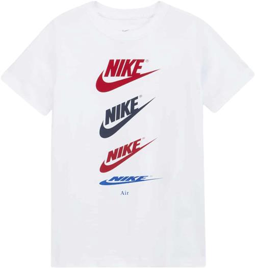 Nike B NSW TEE Futura Repeat Str 128-137 / S - White Kortærmede T-shirts Bomuld hos Magasin