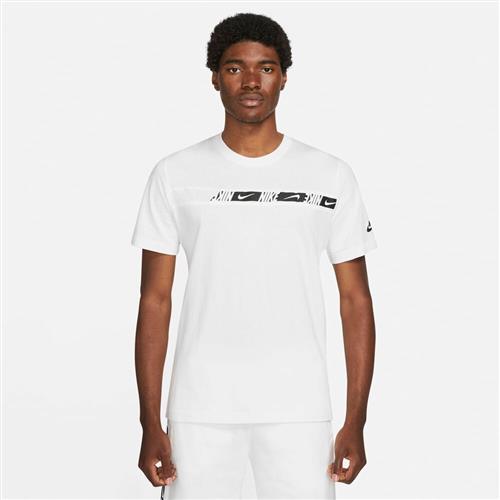 Nike Sportswear Repeat T Shirt S - T-shirts hos Magasin