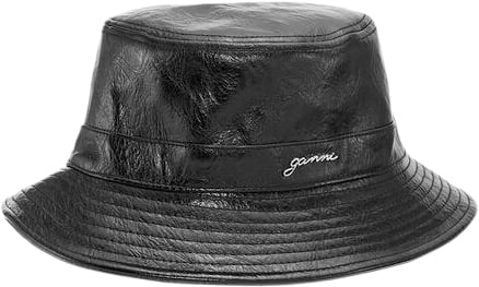 Se Ganni Bucket Hat Signature Naplack M/L - Bøllehatte hos Magasin ved Magasin