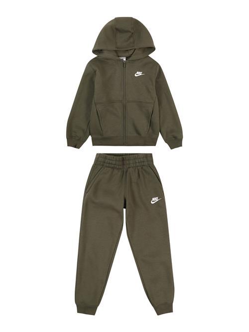 Se Nike Sportswear Joggingdragt 'Club Fleece'  oliven / hvid ved About You