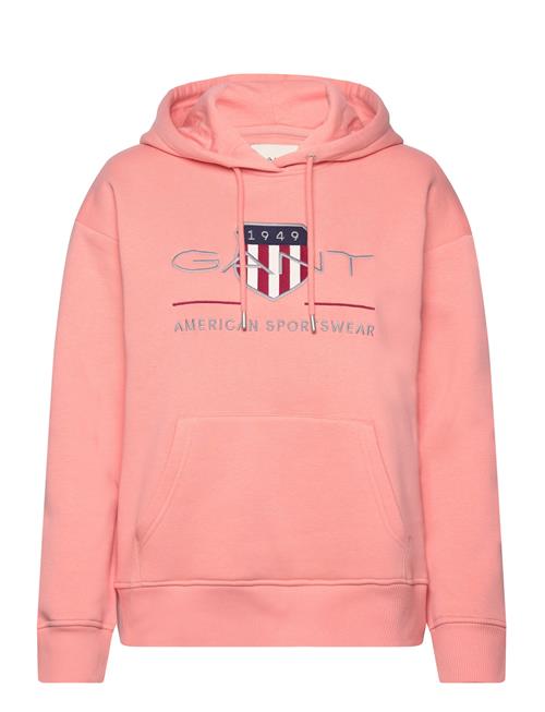 Se GANT Rel Archive Shield Hoodie GANT Pink ved Booztlet