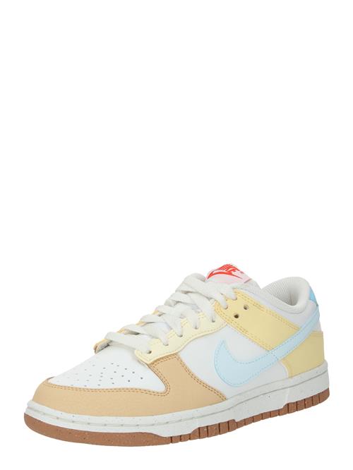 Se Nike Sportswear Sneaker low 'DUNK'  camel / lyseblå / sennep / hvid ved About You