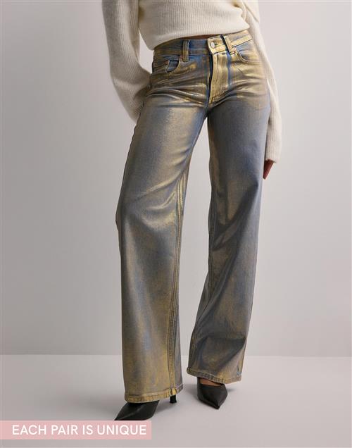 Se Nelly - Guld - Loose Golden Jeans ved Nelly