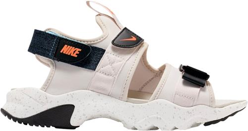 Se Nike Canyon Sandaler Kvinde Desert Sand/bright Mango-lagoo Sneakers Str 36,5 - hos Magasin ved Magasin