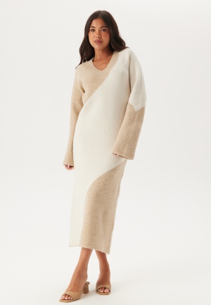 Se BUBBLEROOM V-neck Knitted Midi Dress White/Beige XS ved Bubbleroom