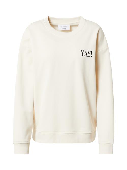 Se #NANDINI x NovaLanaLove Sweatshirt 'YAY'  creme / sort ved About You