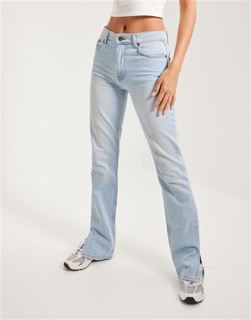 Se Nelly - Blå - Mid Waist Slit Denim ved Nelly