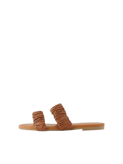 Se PIECES Pantoletter 'Vinus'  cognac ved About You