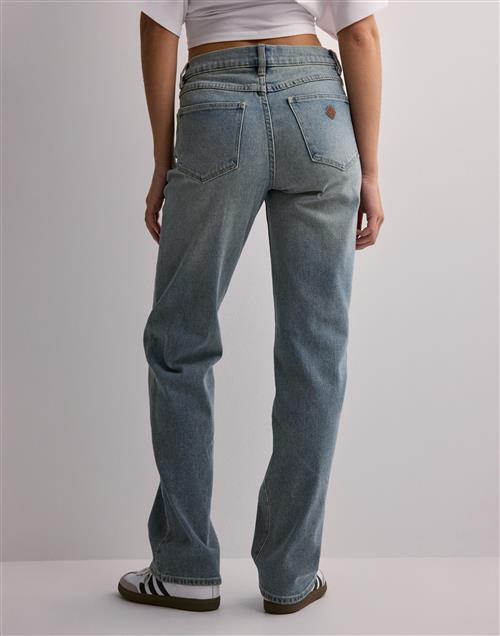 Se Abrand Jeans - Blå - 99 Straight Arina ved Nelly