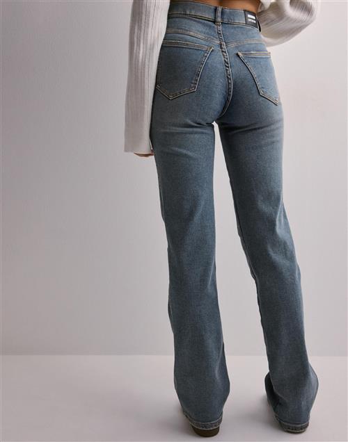 Se Dr Denim - Blå - Moxy Straight ved Nelly