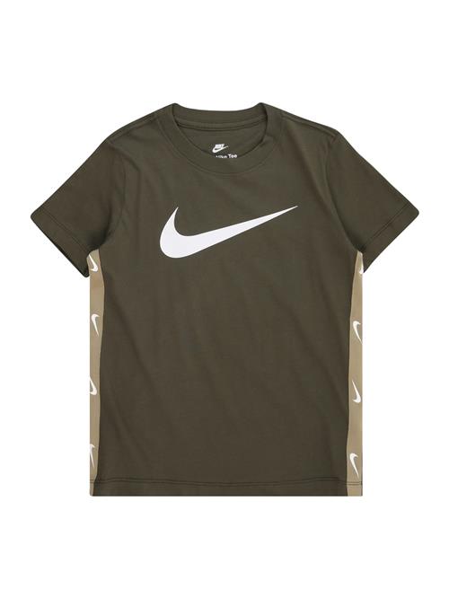 Se Nike Sportswear Shirts 'CLUB+POLY'  khaki / mørkegrøn / hvid ved About You