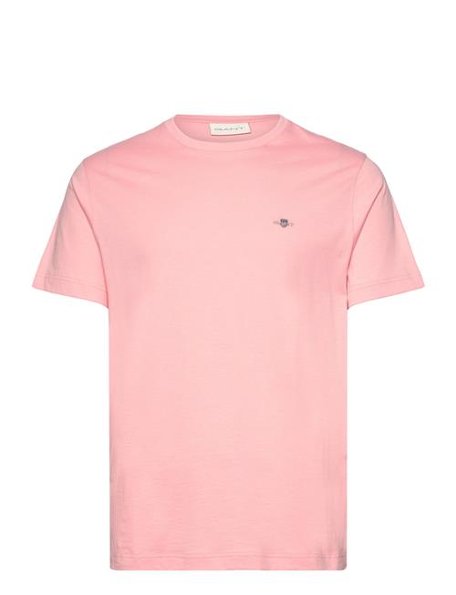 Se GANT Reg Shield Ss T-Shirt GANT Pink ved Booztlet