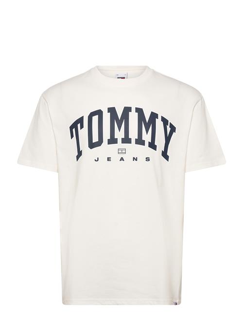 Se Tommy Jeans Tjm Reg Arch Varsity Tee Ext Tommy Jeans Cream ved Booztlet