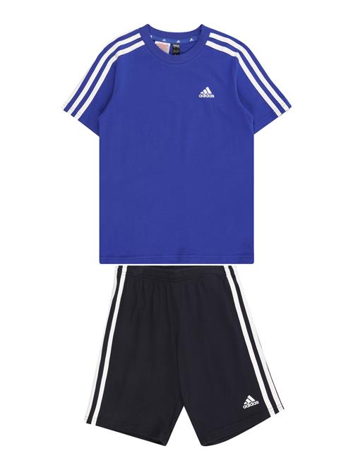 Se ADIDAS SPORTSWEAR Træningsdragt 'Essentials'  blå / navy / hvid ved About You